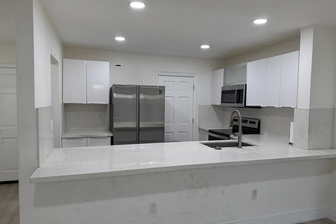 kitchen - 2/2.5 by owner, washer inside,walk to metro,Dadeland Mall Condo