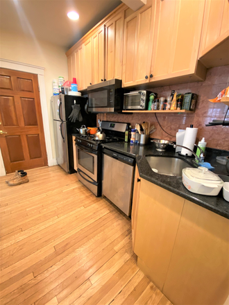 ... - UNIQUE TWO LEVELS 4 BEDS/3 BATHS APARTMENT WITH LARGE CLOSETS