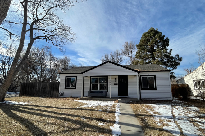 House from front - 2 rooms for rent in house 2 miles from campus - must love dogs!