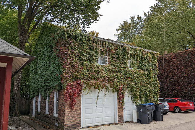 Carriage House - Two Beds, Two Baths Fully-Furnished Carriage House on Campus