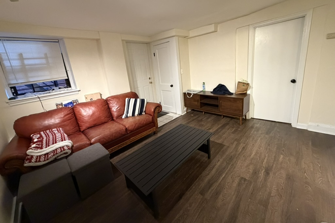 living room - Spacious Brighton 2 bed with private entrance for 9/1 Apartments