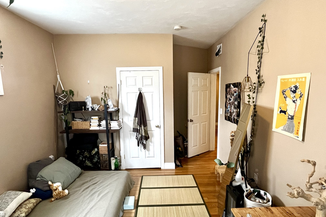 Bedroom - $1170 PRIVATE BEDROOM IN 3BD1BTH W/ OFFICE IN SUNNY DORCHESTER APARTMENT