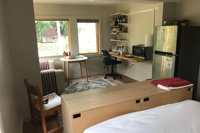 Desk - Cambridge bed/sit rm  in family home 20 min. to Harvard Sq by bus