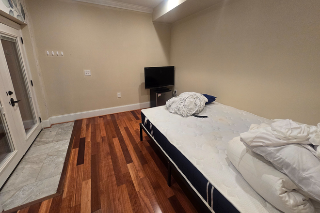 Bedroom - Bedroom & Bathroom for Sublet (shared kitchen/living room, 5min from campus, utilities included) Apartments