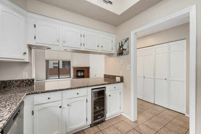 Kitchen - Spacious Town Home with Parking - Walk to Campus!