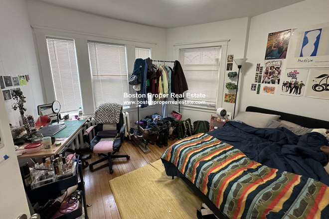 a - 3 bedrooms right across from Whole Foods. ***NO FEE Apartments