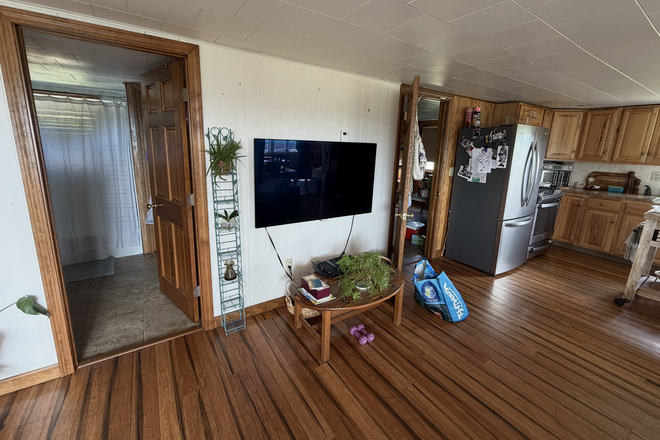 living room - Furnished 2BR House - 6 Min to VLGS - 1 Gbps Fiber, W/D, Dog-Friendly