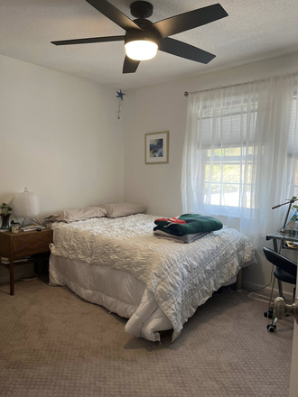 bedroom - Private bed and bath sublet on UNC bus line