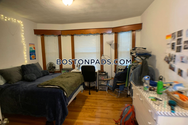 Bedroom - NO BROKER FEE! 4 Bed 1 Bath Apartment on Frederick Ave.!