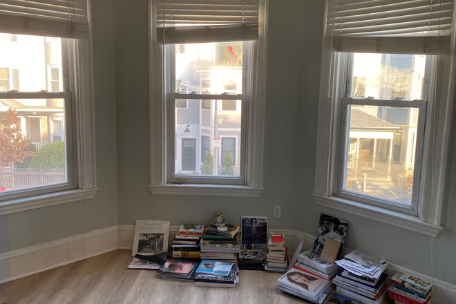 Bedroom - Cute Bay Window Room - Summer Sublet Townhome