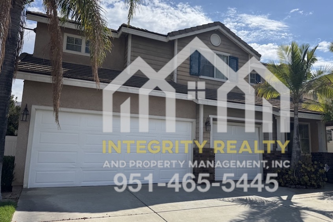 1 - BEAUTIFUL 5 BEDROOM HOUSE NEW PAINT HARDWOOD FLOORS