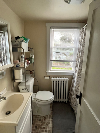 Bathroom - House close to campus for graduates or professionals