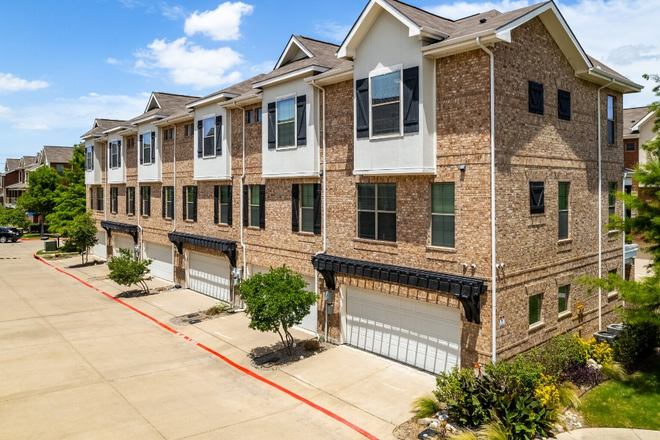 Exterior - 3 bedroom 3 bathroom Town home with attached 2 car garage, quiet property close to campus