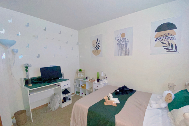 Bedroom - Fully furnised house 3 minutes from campus! $700 a room (includes utilities)