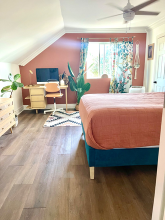 BEDROOM - Large Furnished Light Filled Upstairs Bedroom Avail in Highland Park Available January