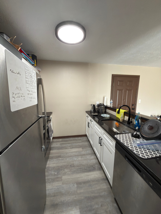 Kitchen - 1 Bedroom Summer Sublet at Victory on Salibury Apartments