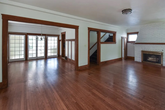 Living Room - Spacious Fully Furnished 6-Bedroom Home in Cleveland Heights – Perfect for Students & Professionals!