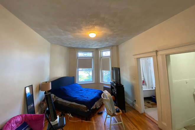 hubrealtyproperties.com - Fantastic studio with new hardwood floors and freshly painted