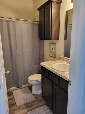 Shared bathroom - Bedroom in shared house, female preferred
