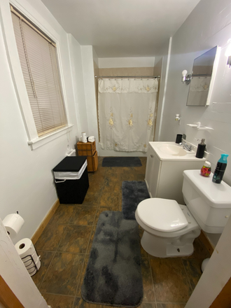 Bathroom - Cozy and Spacious Room or Apartment for rent in the West End of Hartford