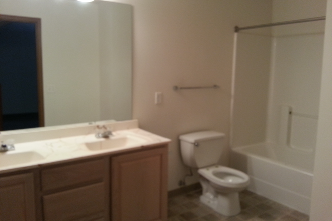 upstairs bath - 2 BR 1.5 BATH TOWNHOUSE -Large Spacious Apartment, INTERNET & PARKING INCLUDED