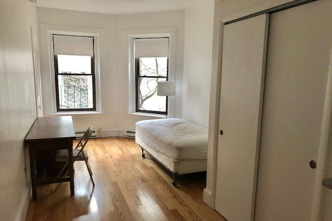 Visit [web address removed] - Popular furnished Newbury St studio with large bay windows Apartments