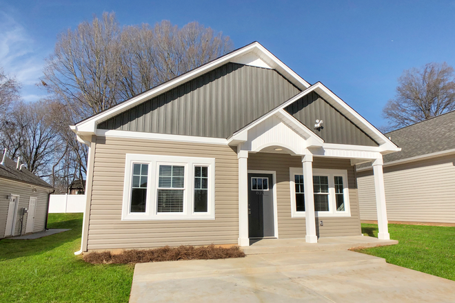 Outside street view - Charlton Farms Luxury Student Homes