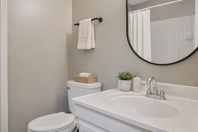 Bathroom - 3 bedroom home close to campus and downtown Raleigh(Utilities included)