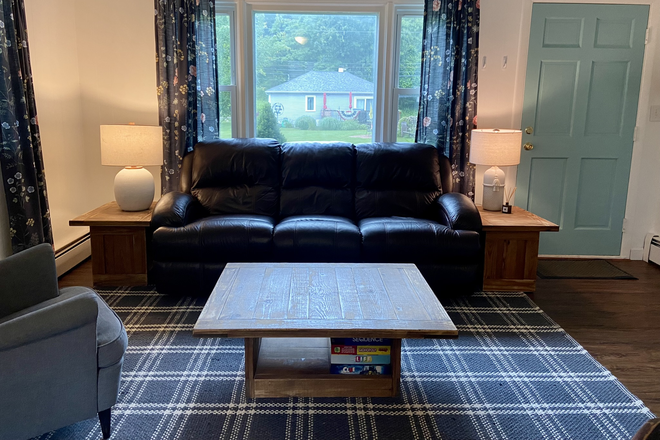 Living room - Available January 1st!! Cottage close to campus House