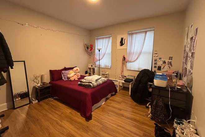 Bedroom - Private Bedroom Across Campus