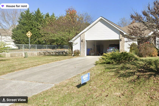 Outside street view - Quiet House 6 min Drive to Campus