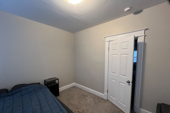 Bedroom for Subleese - Wisconsin Ave Room Apartments