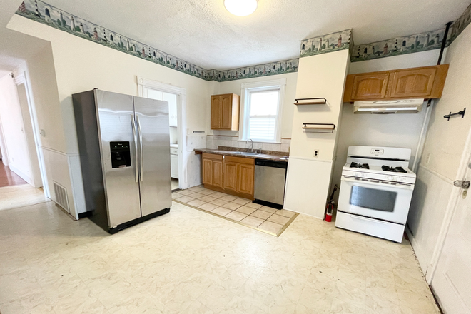 Kitchen - Spacious 4 Bed Apartment on Crescent Ave