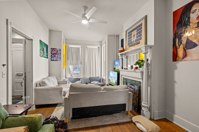 Living Room - Large 5 Bedroom Townhome Steps to GU Campus