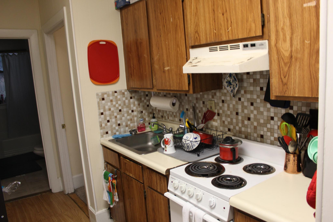living - LOCATION!! SPACIOUS 2 BED WITH HEAT/HOT WATER INCLUDED, NO BROKER FEE! 9/1/26!