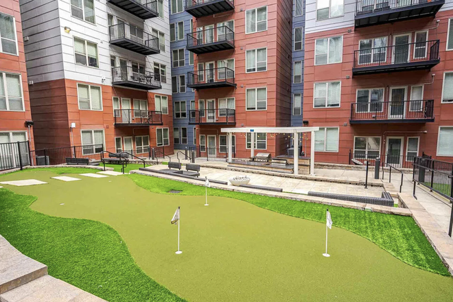 outside hangout golf area - Yugo Cincinnati Deacon Apartments