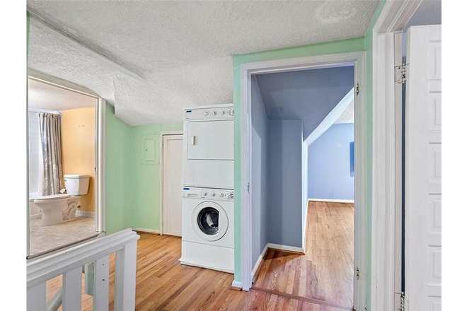 Upstairs - Bedroom available just next to Emory Campus Duplex