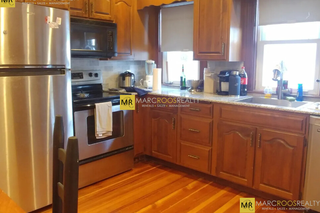 Call NOW for showings! 617-236-8600 - BOWDOIN ST - *NO FEE* TOP FLR XL 5BR/1BA NEAR TUFTS AVAIL *6/1/2026* W/ FREE LNDRY IN BLDNG, PRKNG!