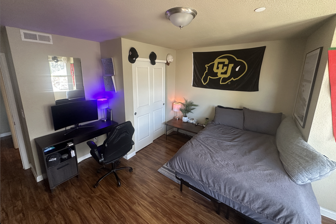 bedroom - Prime Location on Hill, Maple House