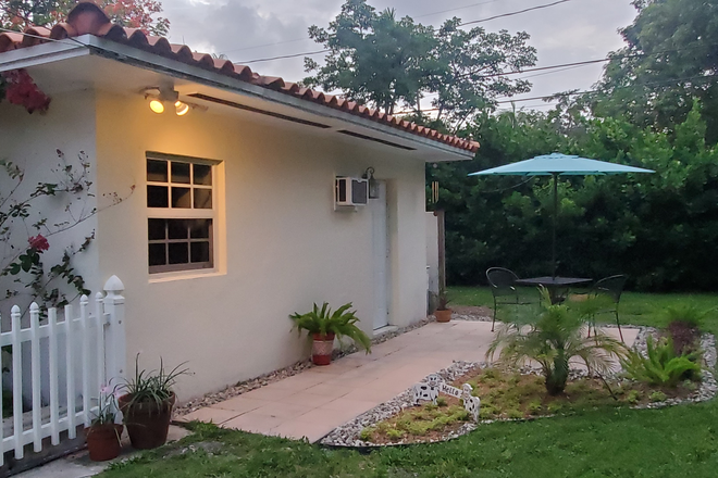 Outside View - Beautiful newly furnished Cottage in Coral Gables. Close to UM Campus. Utilities & parking included. Apartments
