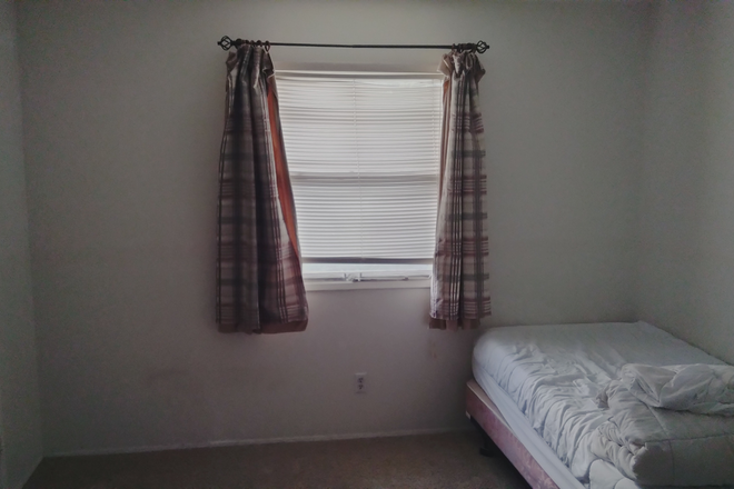 825 room - 1506 North Waterview Drive, 1 mile from UTD Campus House