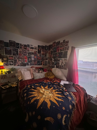 bedroom that has a full sunset view - South Commons 1 Apartment