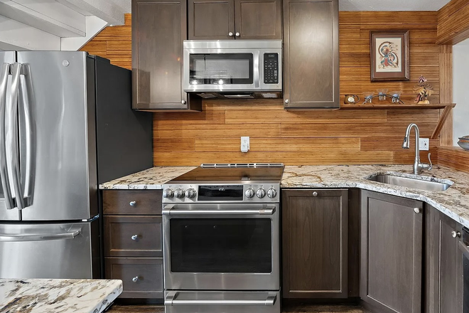 Luxury Kitchen - Fully furnished. New Remodel. Pearl Street near the Mall
