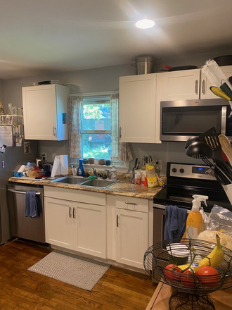 Kitchen - Cute house close to campus and carrboro!