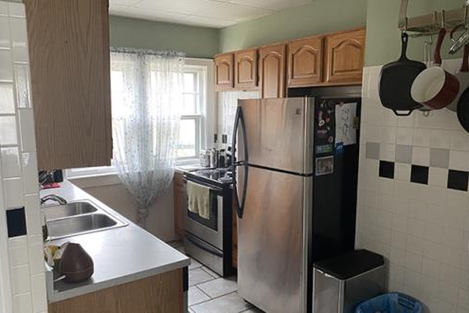 Kitchen - 4 BR house by CWRU (Cedar/Lee)