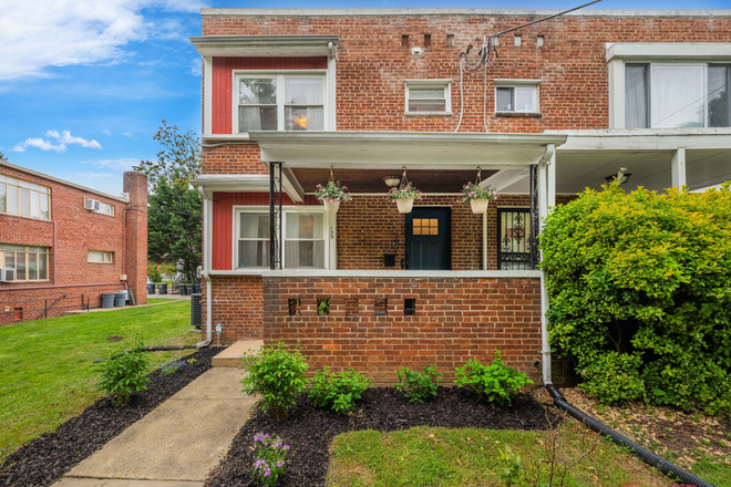 Exterior - Spacious 3 Bedroom + Office W/ Parking! Townhome