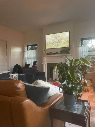 Living room - Spacious, furnished 2-bedroom apartment in Shadyside