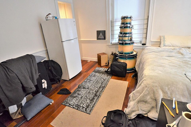 View of the room from one angle - Studio apartment close to campus