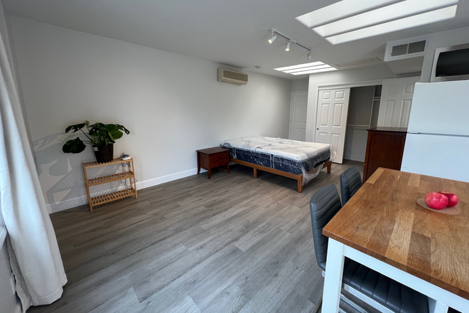 Furnished Studio with Queen bed - Mission Hills Studio