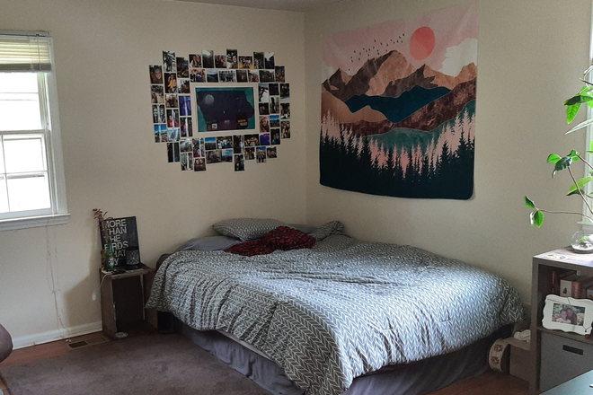 Bedroom - Fully furnished room for rent -affordable housing for students/professional-near Duke West Campus